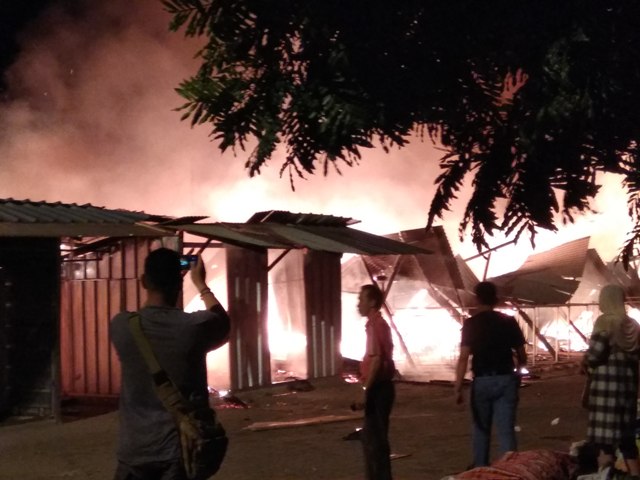 tps-pasar-way-halim-terbakar_20180120_201028.jpg