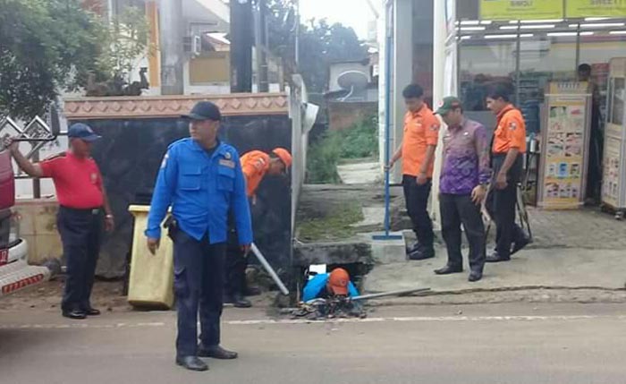 trc-bpbd-dan-satpol-pp-lampung-utara-saat-melakukan-giat-bersih-bersih-saluran-air.jpg