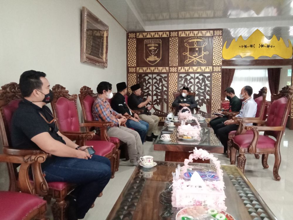 tribun-lampung-saat-mengunjungi-bupati-lampung-barat.jpg