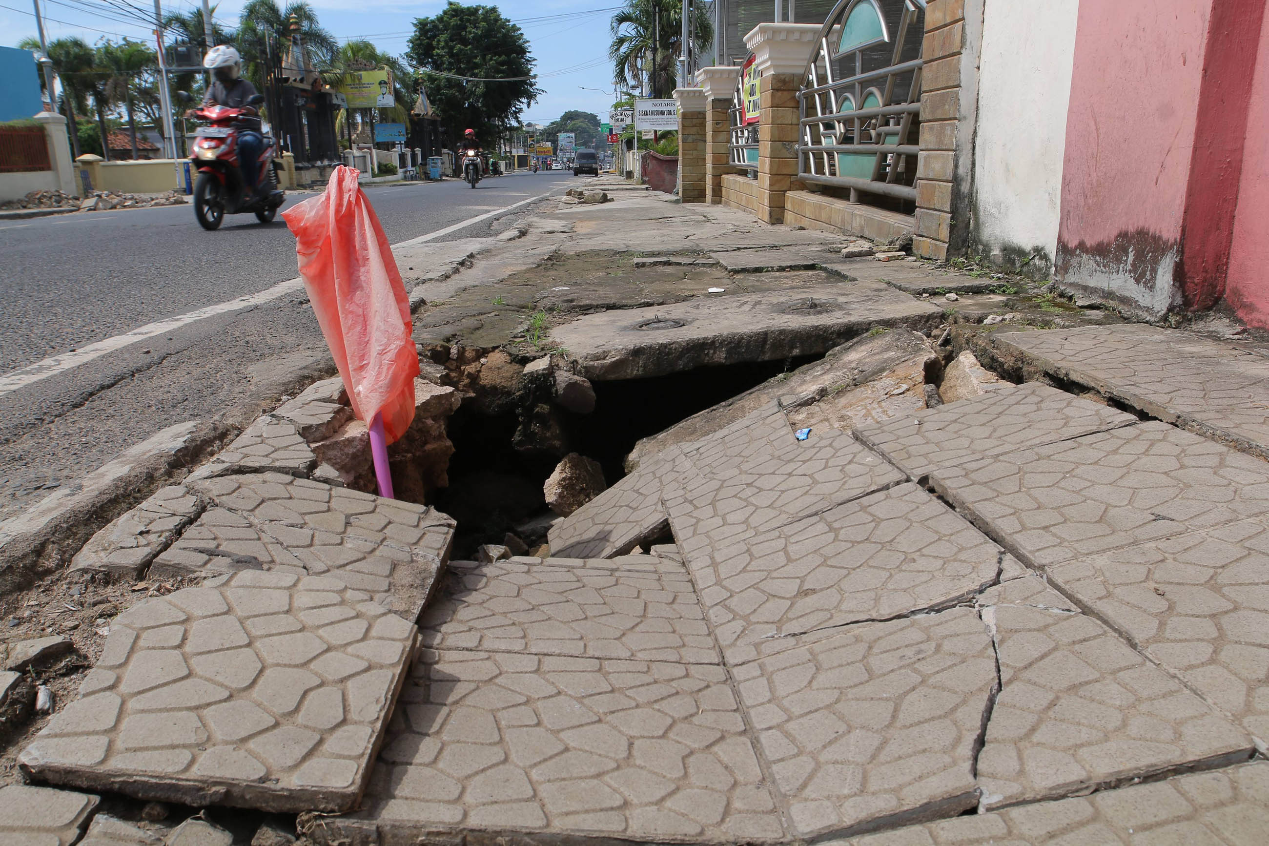 Trotoar di Jalan Walter Monginsidi Ambles, Pejalan Kaki Berharap Segera Ada Perbaikan