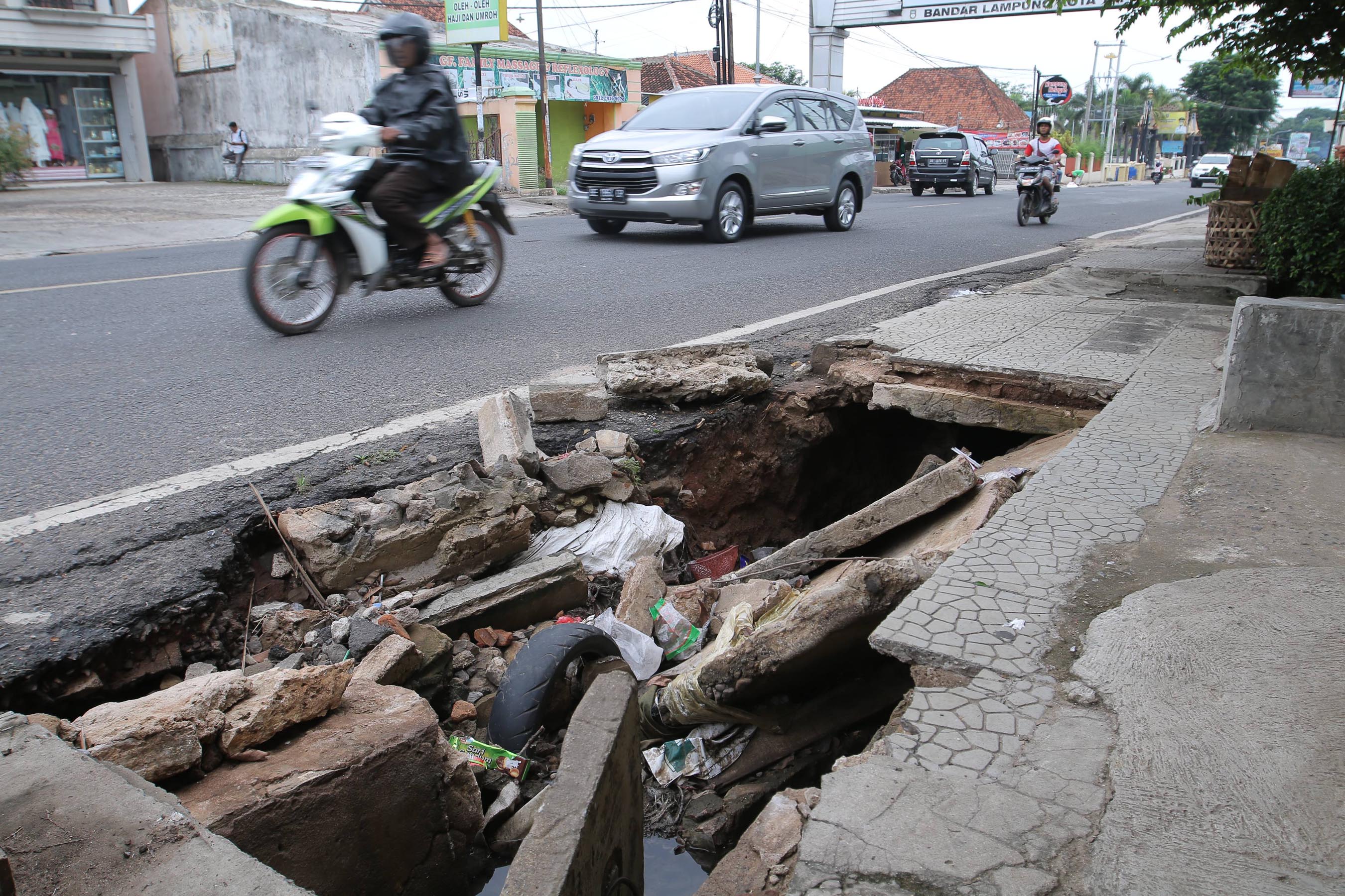 Hati-hati Melintas, Ada Trotoar Ambles di Jalan Wolter Monginsidi
