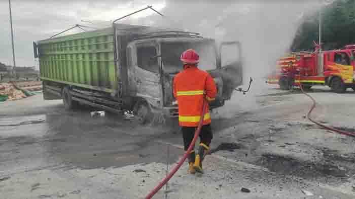 truk-bernomor-polisi-BE-8584-CC-itu-mengalami-kebakaran-direst-area-tol-Kalianda.jpg