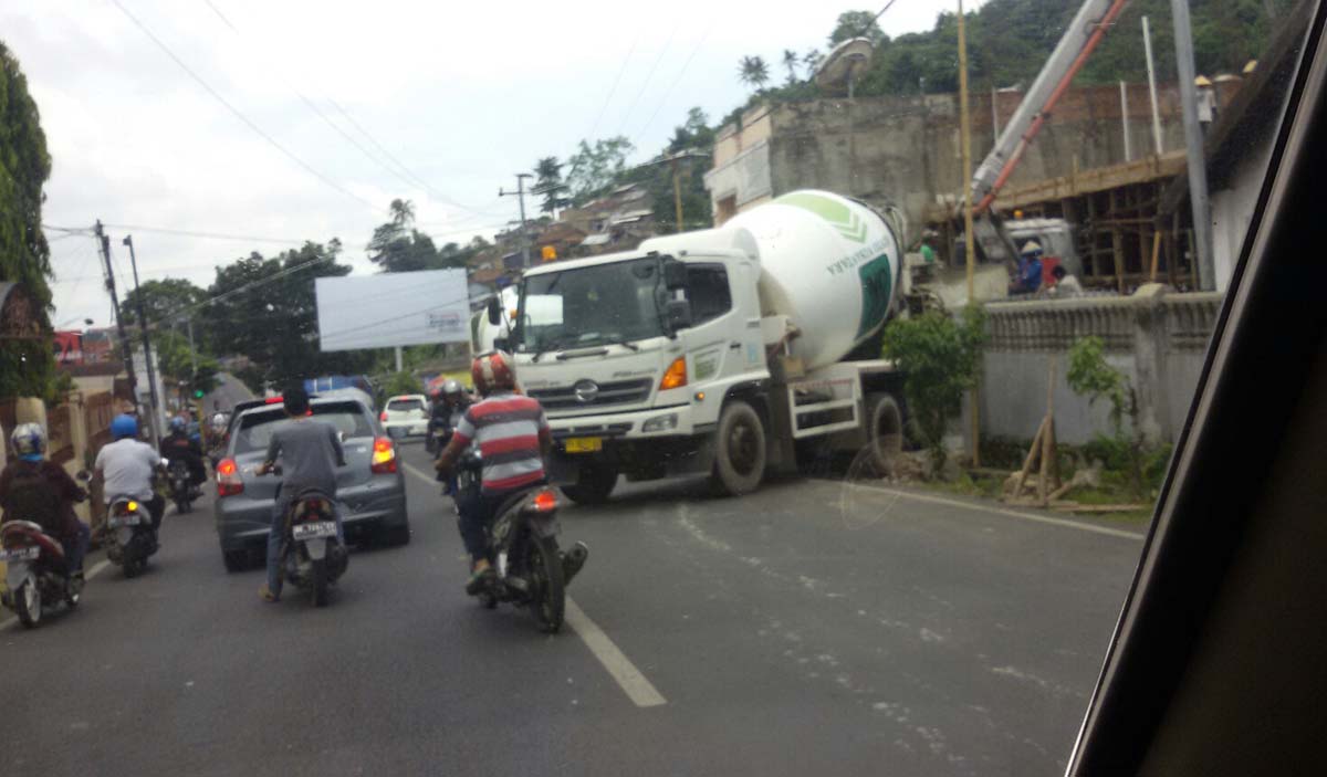 (FOTO) Truk di Jalan Agus Salim Ini Memakan Badan Jalan, Bikin Macet