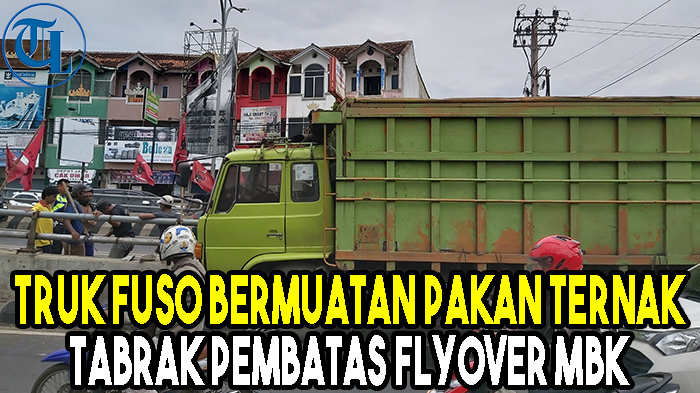 truk-fuso-bermuatan-pakan-ternak-tabrak-pembatas-flyover-mbk.jpg