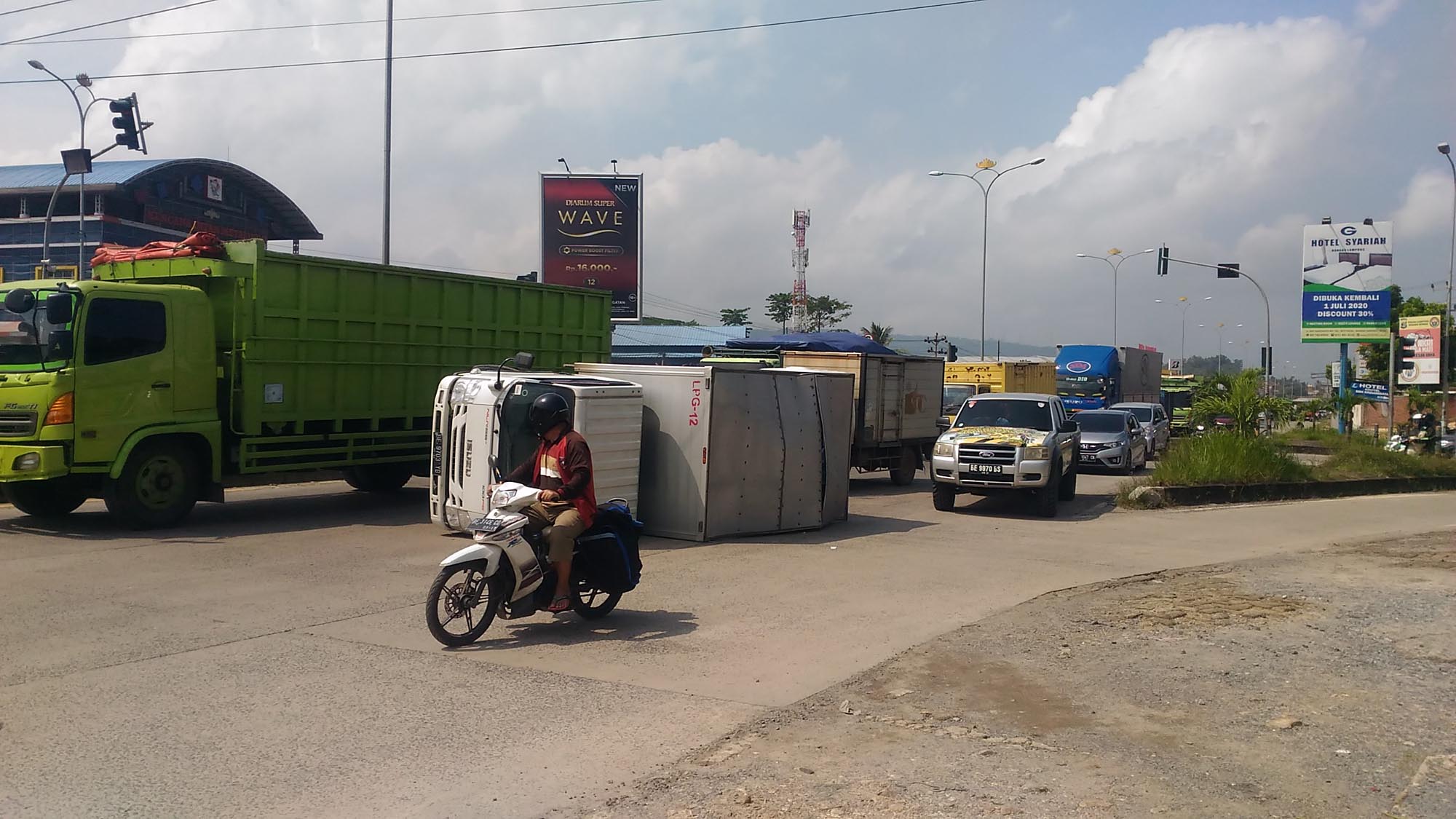 BREAKING NEWS Truk Terguling di Simpang Urip Sumorharjo-Endro Suratmin, Ruas Bypass Macet