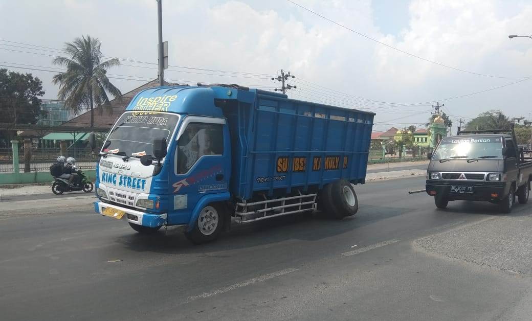 Truk Patah As di Bypass Depan Unila