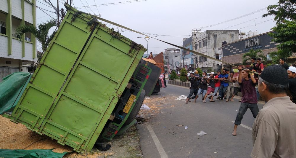 Truk Bermuatan Jagung Terguling di Jalan Yos Sudarso Bandar Lampung
