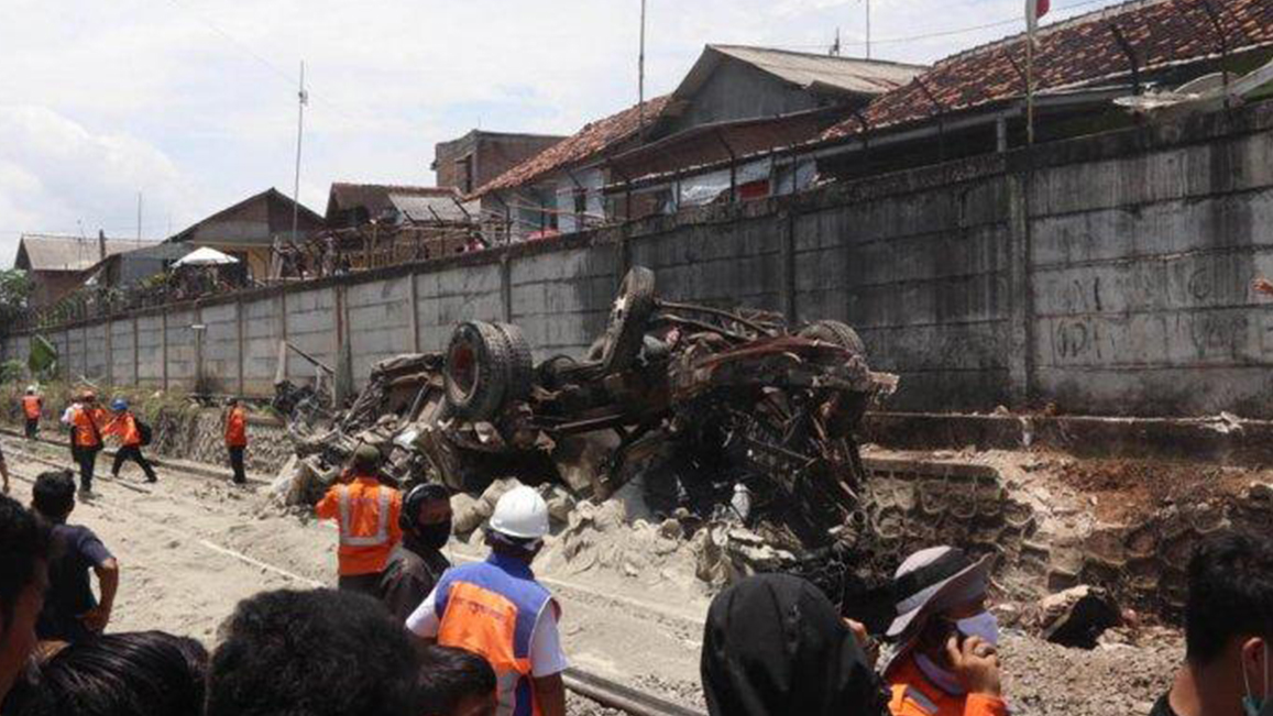 VIDEO Truk Pengangkut Semen Hantam Kereta Api di Perlintasan Rel Panjang