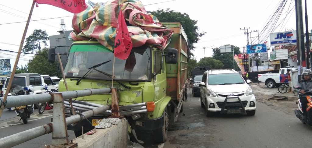 truk-tabrak-flyover-mbk-5.jpg
