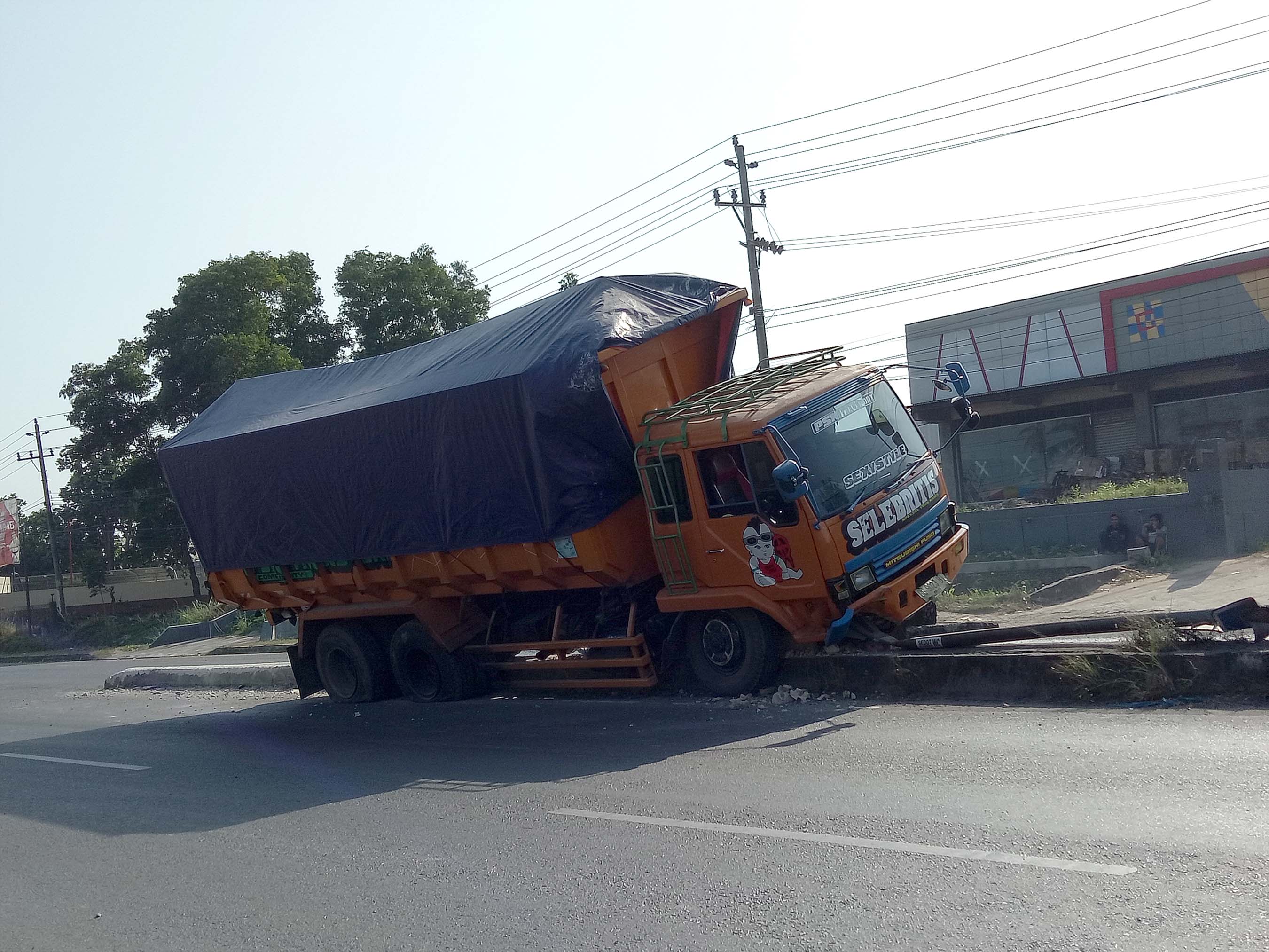 truk-tabrak-median-jalan-depan-pt-golden-sari-bypass_20180715_093802.jpg