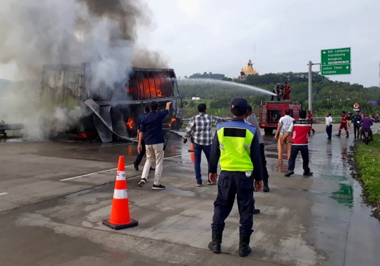 truk-terbakar-di-pelabuhan-bakauheni-1.jpg