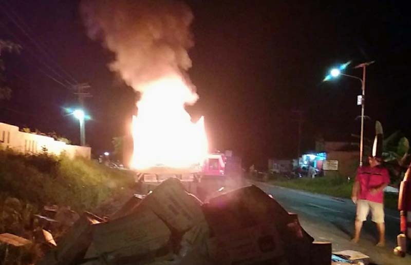 truk-terbakar-di-sisi-jalinsum.jpg