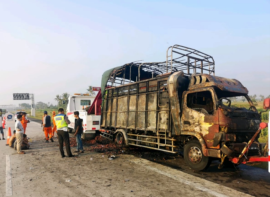 truk-terbakar-di-tol-lampung.jpg