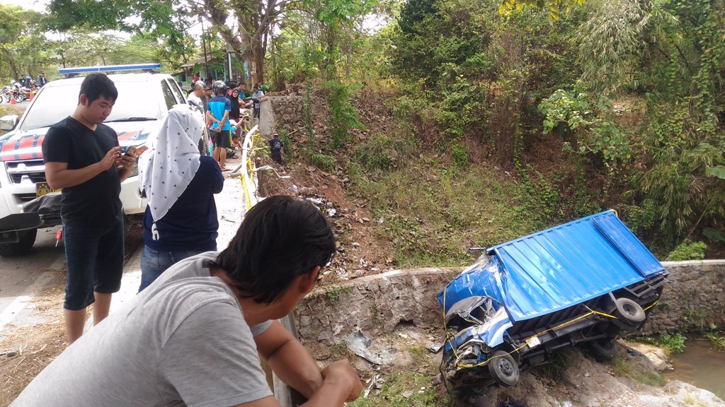 Truk Masuk Sungai Sedalam 10 Meter di Bandar Lampung, 2 Penumpang Tewas