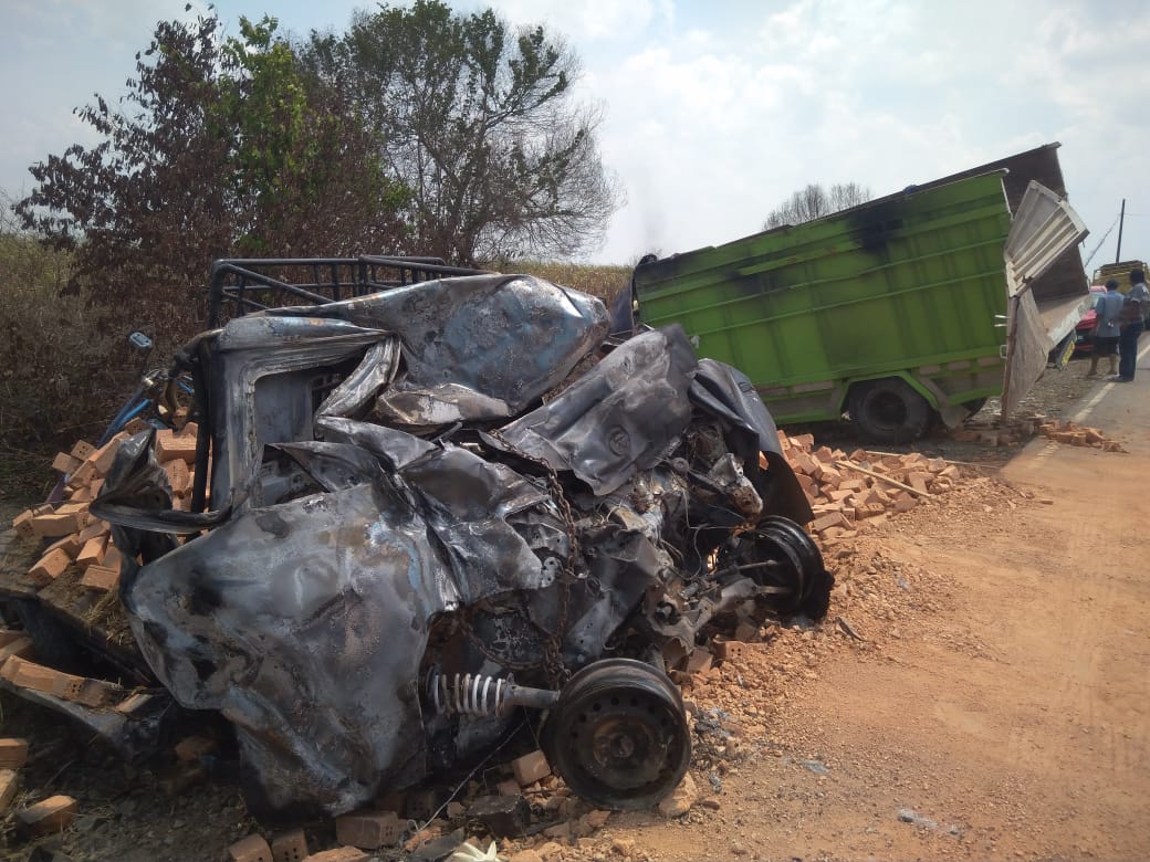 BREAKING NEWS - Terbakar Usai Dihantam Truk, 2 Penumpang Grand Max Disebut Terpanggang Dalam Mobil