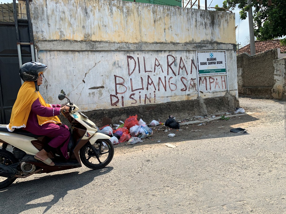 Tumpukan Sampah di Belakang RSUD Ryacudu Kotabumi Timbulkan Bau Menyengat, Warga Mengeluh