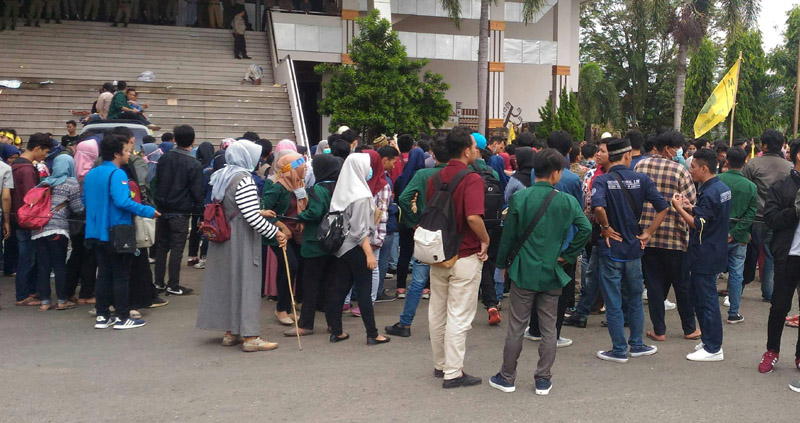 unjuk-rasa-di-dprd-lampung_20180306_155548.jpg