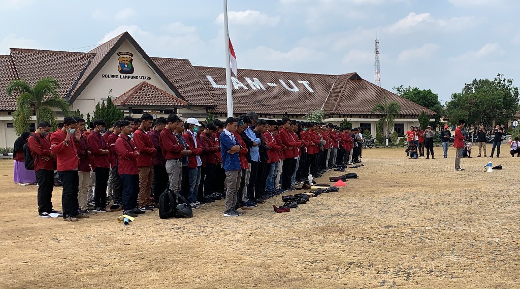 BREAKING NEWS - Seusai Unjuk Rasa, Mahasiswa dan Polisi Salat Gaib dan Doa Bersama