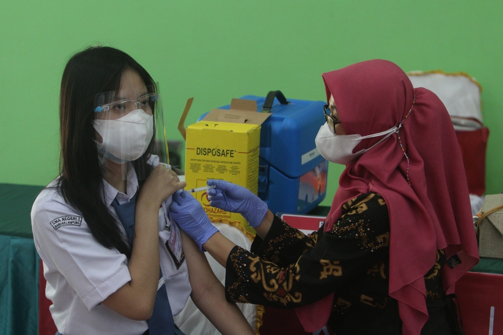 vaksinasi-covid-19-di-sman-2-bandar-lampung-11.jpg