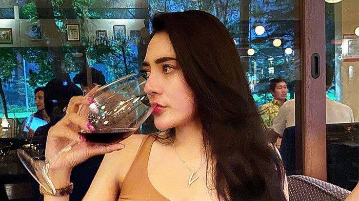 vernita-syabilla-pose-minum.jpg