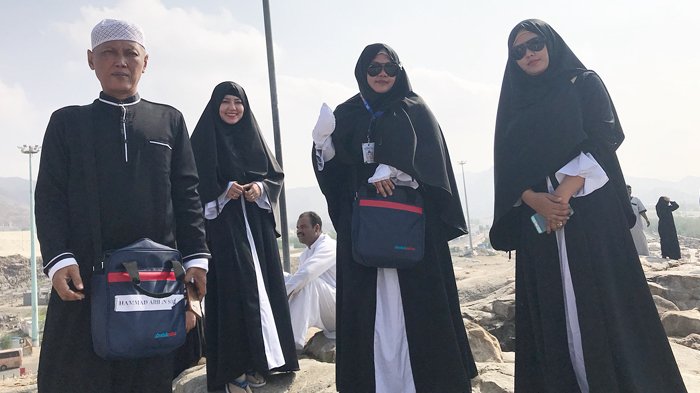 Pakai Hijab Lebar di Tanah Suci, Via Vallen Justru Kena Cacian Warganet, Kenapa Yah?