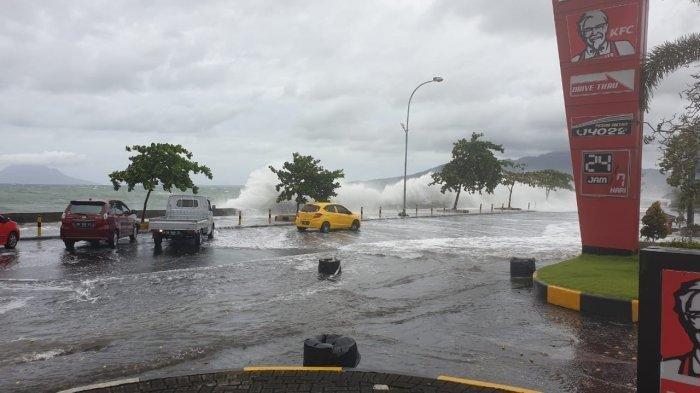 VIDEO VIRAL Detik-detik Ombak 6 Meter Terjang Mal di Manado