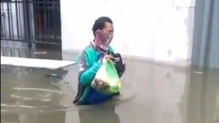 Driver Ojol yang Terobos Banjir demi Antar Makanan Dapat Penghargaan dari Gojek