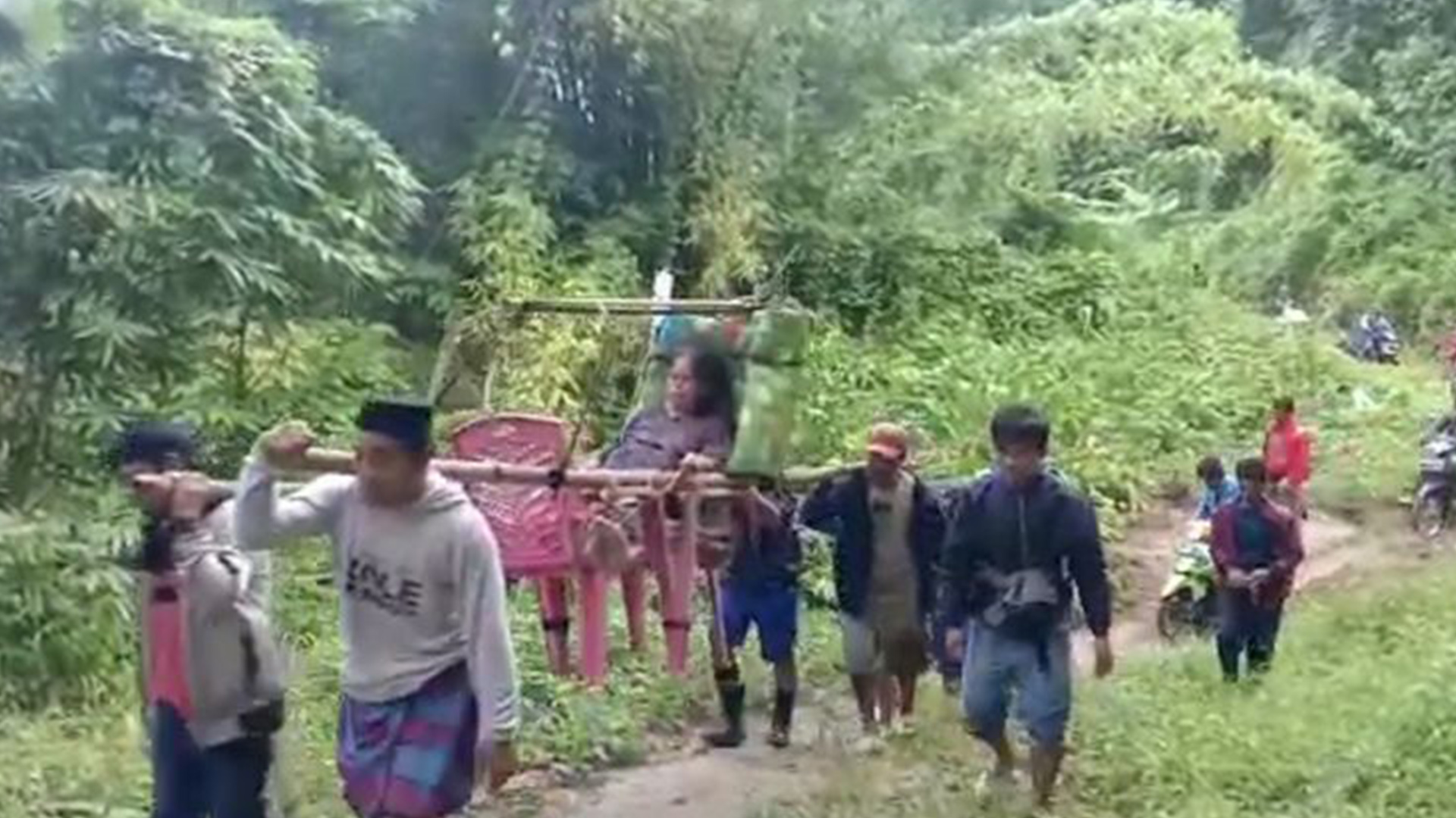 viral-ibu-hamil-di-polewali-mandar-ditandu-ke-puskesmas-sejauh-12-kilometer.jpg