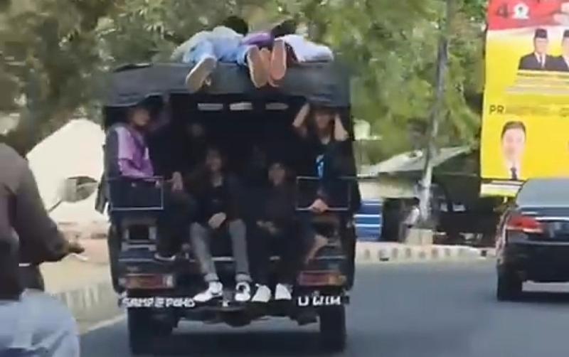 viral-pelajar-bergelantungan-di-atap-mobil-pikap.jpg