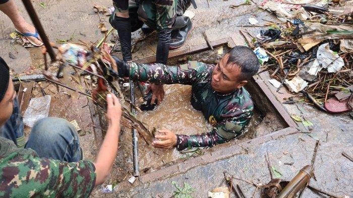 Viral Prajurit TNI AD Menyelam Dalam Got Penuh Sampah