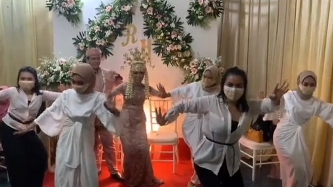 viral-rombongan-perempuan-berpakaian-serba-putih-berjoget-tiktok-diacara-pernikahan.jpg