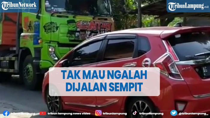 viral-truk-lawan-honda-jazz-sama-sama-tak-mau-ngalah.jpg