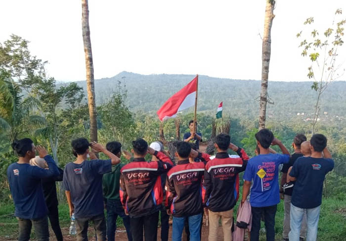 Peringati HUT ke-75 RI, VLC Kibarkan Bendera Merah Putih di Puncak Pawiki Lamtim