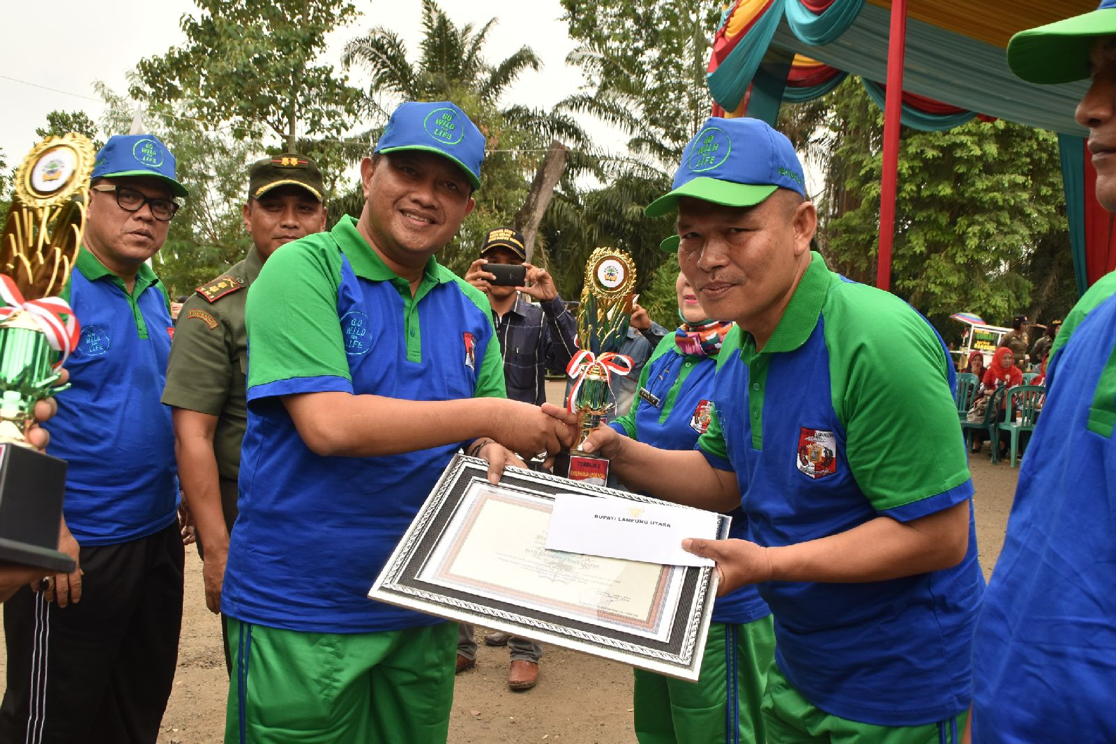 Pemkab Lampura Arak Sertifikat Adipura Menuju Stadion Sukung