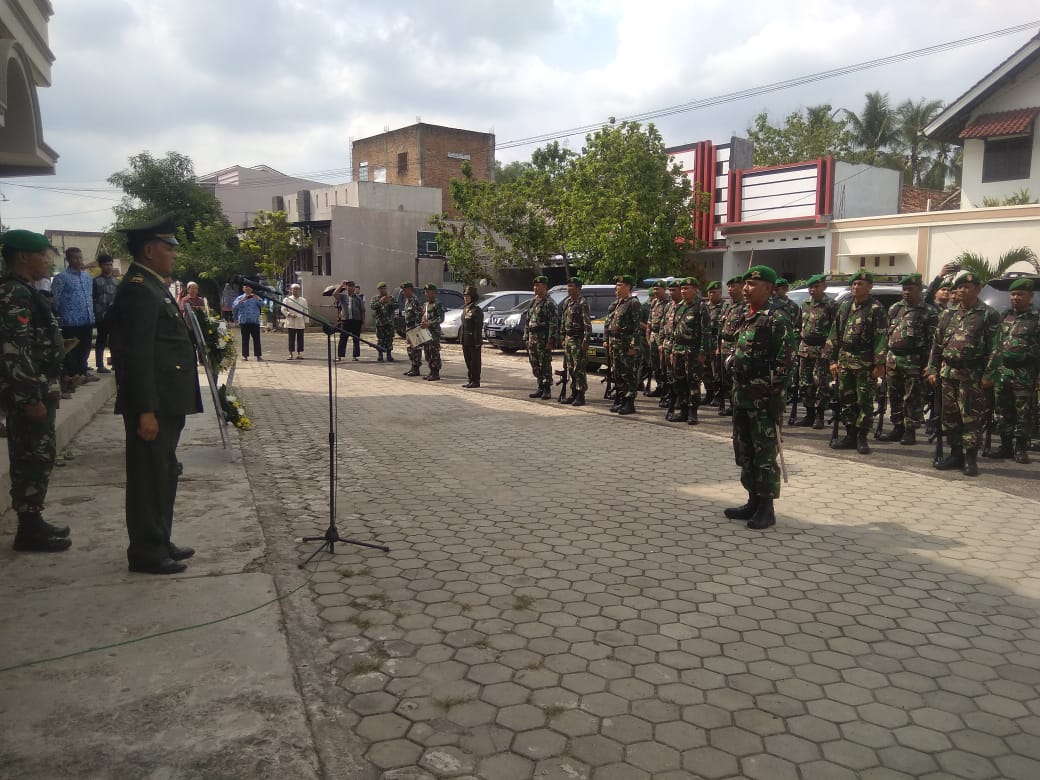 wadan-ramil-410-05tkp-pimpin-upacara-pemakaman-peltu-purn-hi-m-achwan.jpg