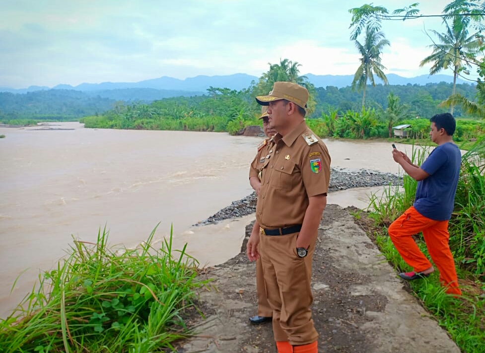 Wakil Bupati Tanggamus Janjikan Pemerintah Segera Lakukan Perbaikan Tanggul Way Semong yang Jebol