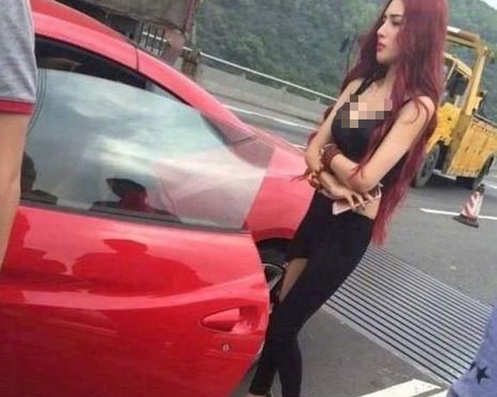 wanita-pengemudi-mobil-ferrari-merah.jpg