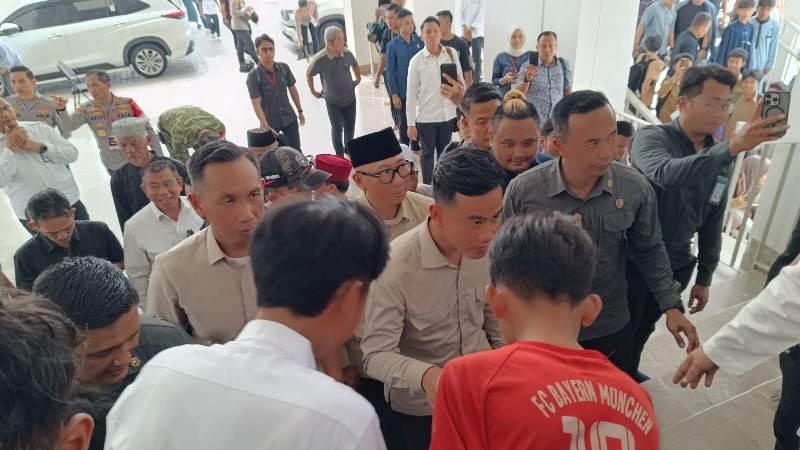wapres-gibran-salat-jumat-di-masjid-raya-al-bakrie.jpg