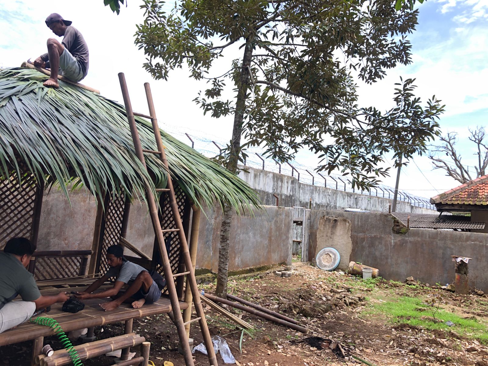 Warga Binaan Lapas Kalianda Bikin Saung Bambu