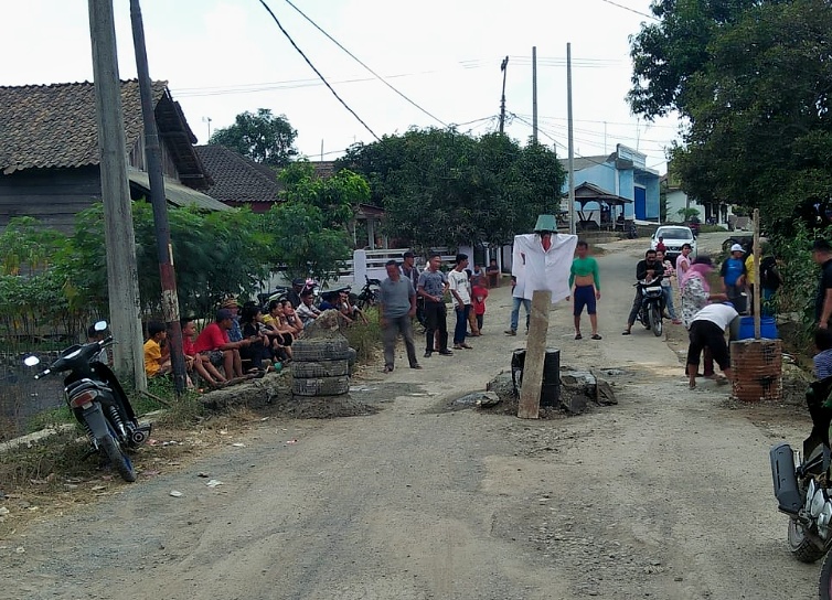 warga-desa-di-katibung-blokir-jalan.jpg