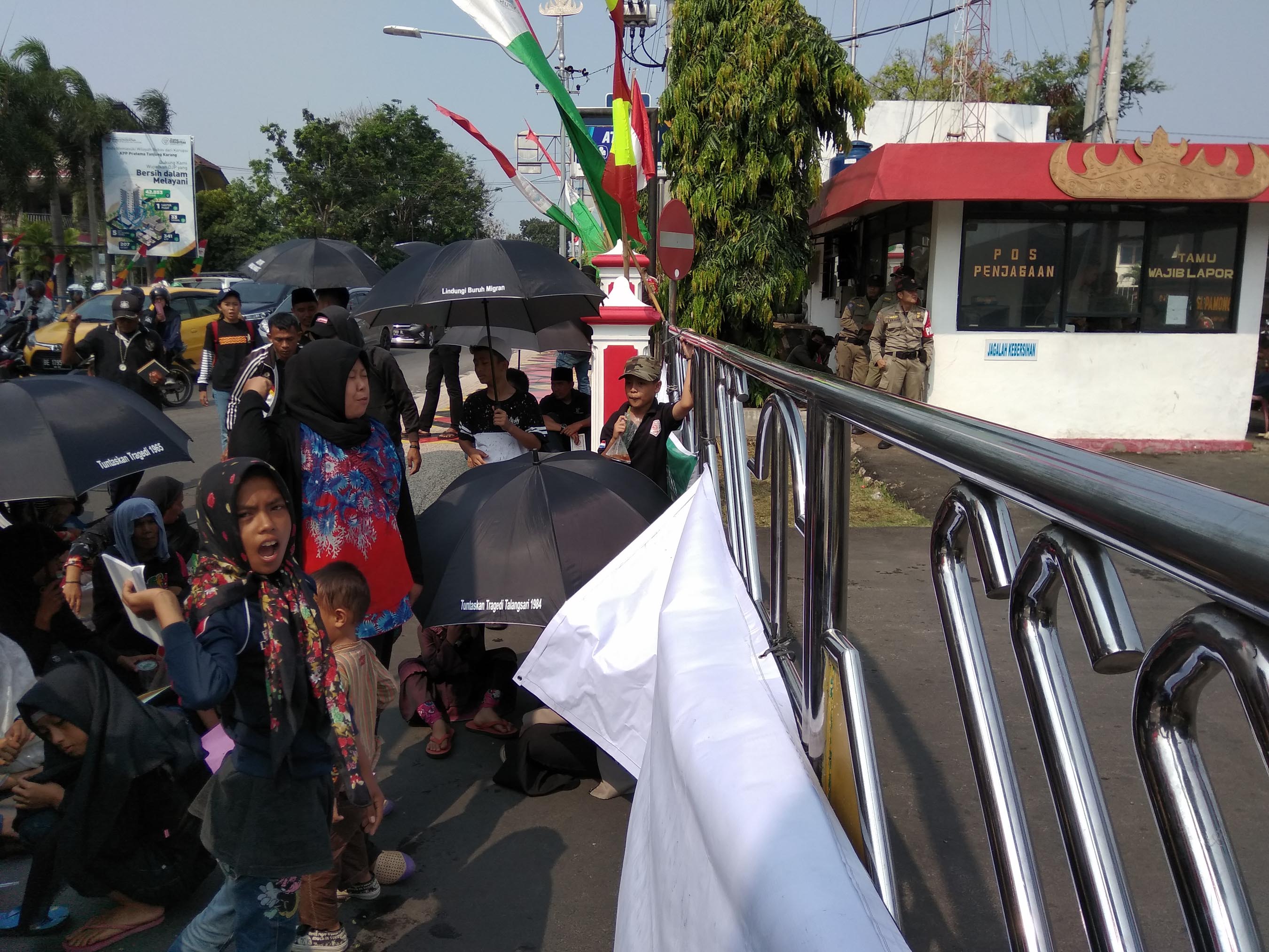 warga-eks-pasar-griya-sukarame-geruduk-kantor-pemkot-bandar-lampung_20180815_094625.jpg