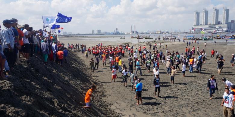 warga-menjejakkan-kaki-pertama-kali-di-pulau-g_20160502_194849.jpg