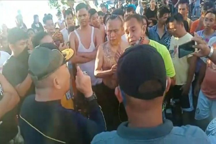 Warga Cueki Satpol PP, Tetap Asyik Berenang di Pantai Walau Sudah Diminta Bubar