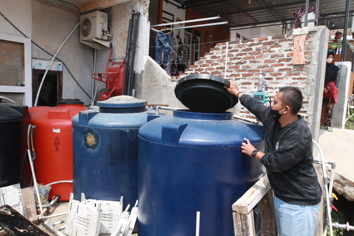 warga-menunjukkan-penampungan-air-di-perumahan-lamban-bhayangkara.jpg