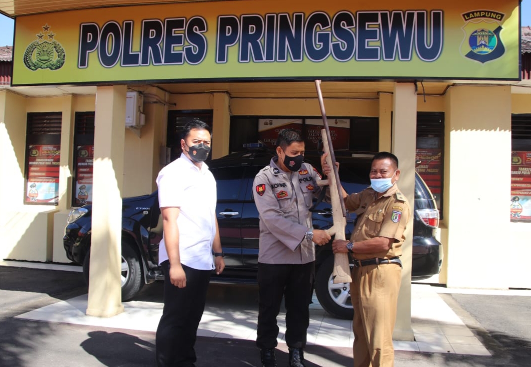 Polres Pringsewu Lampung Apresiasi, Warga Menyerahkan Senpi Rakitan ke Polisi