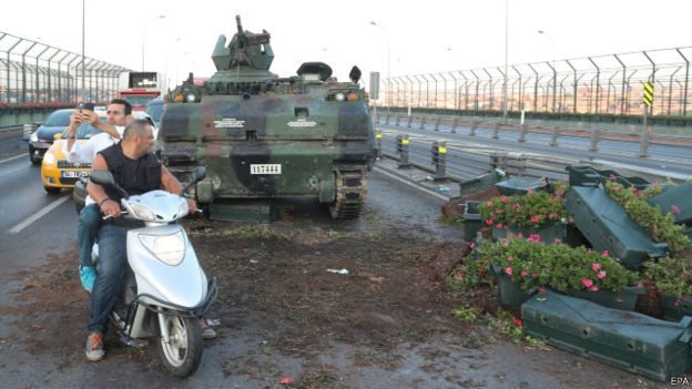 Loyalis Presiden Turki Nekat Hadang Tank