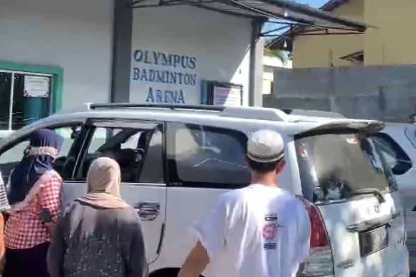 warga-yang-terus-datangi-gedung-olympus-badminton-arena.jpg