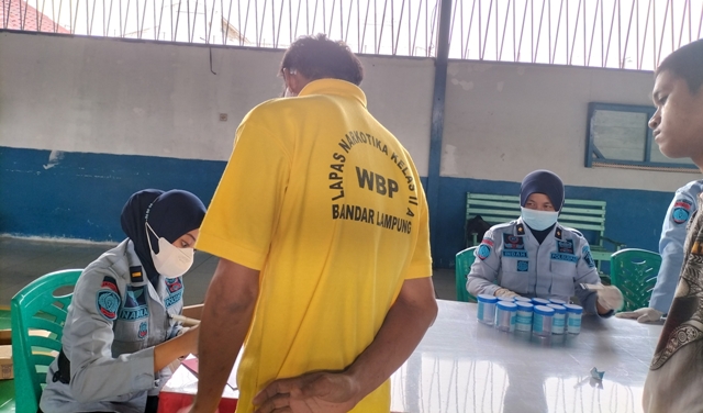wbp-jalani-pemeriksaan-urine-di-lapas-narkotika-kelas-ii-a.jpg