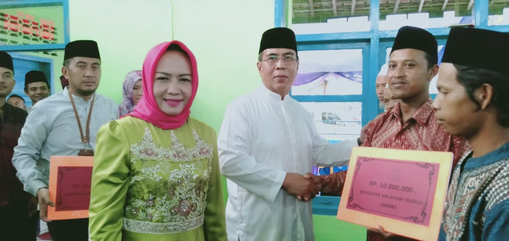 winarti-mendampingi-kajari-anshari-menyerahkan-bantuan-untuk-masjid.jpg