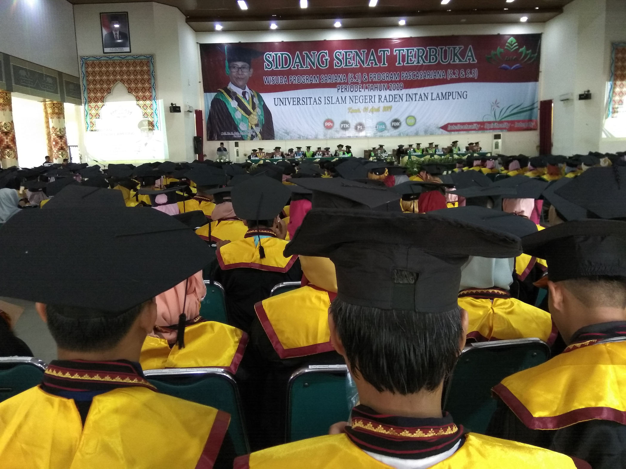 Kecelakaan dalam Perjalanan ke Lokasi Wisuda, Pemuda Ini Tewas di Pelukan Orang Tua